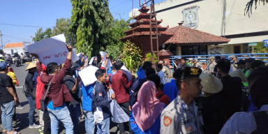 Aliansi Mahasiswa Pasuruan Demo di Depan Pemkab, Tuntut Kejelasan Tanah di 10 Desa Dikawasan Latih TNI AL.
