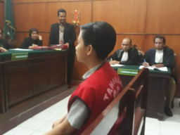 Terjerat Narkoba, Gadis Tomboy Ini Diadili.