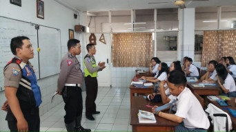 Kanit Lantas Polsek Sawahan Polrestabes Surabaya, Beri Pembinaan dan Penyuluhan di SMA K St. Lois 2 Surabaya.