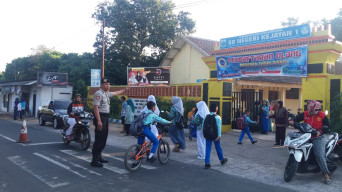 Kanit Sabhara Polsek Pujer Polres Bondowoso, Tiap Pagi Sebrangkan Ratusan Murid SD Sebelum ke Kantor.