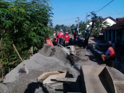Desa Plosorejo, Tingkatkan Pembangunan Jalan Rabat.