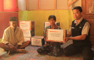 PMI Bondowoso Turut Beri Bantuan Sembako dan Air Mineral Pada Buani.