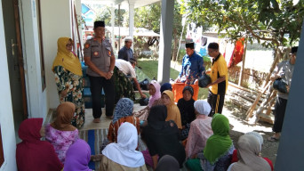 Giat Safari Sholat Jumat, Polsek Grujugan Beri Bantuan Sembako Pada 50 Lansia.