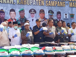 4 Bulan Obok-Obok Sokobanah Sampang, Tim Gabungan Polda Jatim Tahan 4 Tersangka dan Sita 50 Kg Sabu. 