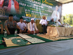 Ratusan Warga NU, Hadiri Pengajian Rutin di Lapangan Mengok. 