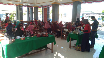 Beri Pelatihan Pembuatan Sabun Herbal Buah Naga, KKN Mahasiswa Untag di Desa Plampang Rejo Cluring Banyuwangi.