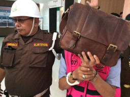 Kejari Surabaya Resmi Tahan Ali HS, Oknum PNS ESDM Jatim Terkait Pungli.