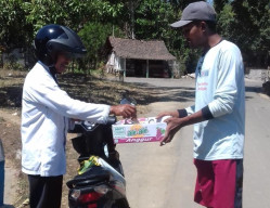 Warga Lombok Kulon Galang Dana di Jalan, Untuk Biaya Perbaikan Jembatan Wonosroyo.