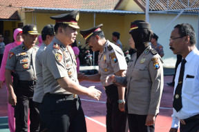 Kapolres Bondowoso, Beri Reward Pada Anggota Berprestasi.
