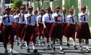 Gelorakan Jiwa Nasionalis, Dikbud Bondowoso Gelar Lomba Gerak Jalan Pelajar.