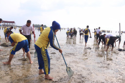 750 Anggota Polri Bersihkan Pantai Dari Sampah, Wujud Karya Bhakti Polda Kepri di HUT RI ke 74.