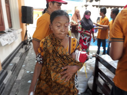Demi Sebungkus Daging, Nenek-Nenek Gendong Bayi Rela Antri Daging Korban Di PN. Surabaya.