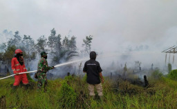 Mobil PMK dan 4 Helikopter Bombing Bnpb, Dikerahkan Untuk Padamkan Api di Lahan Gambut Sumsel.