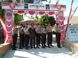 Sambut HUT RI ke 74, Polsek Klabang Bangun Gapura.