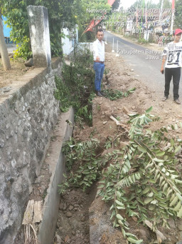 Rusak Saluran Drainese dan Pipa Air Warga, Proyek Pelabaran Jalan Ini Tanpa Papan Nama. 