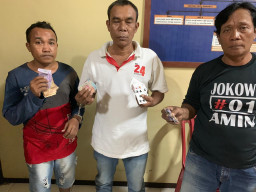 Asyik Main Remi, 3 Warga Sukomanunggal di Grebek Polisi.