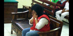 Dituntut 3,5 Tahun, Ibu Rumah Tangga Ini Menangis di PN. Surabaya.