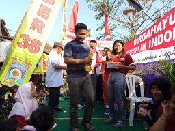 Meriahkan HUT RI ke 74, Warga Dukuh Kupang Barat 1 Gelar Jalan Santai.
