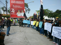 Pelantikan Anggota DPRD Kabupaten Blitar, Diwarnai Unjuk Rasa.