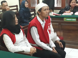 Nyabu Bareng, Pemilik Salon di Jagir Sidomukti Bersama 2 Teman Prianya Diadili.