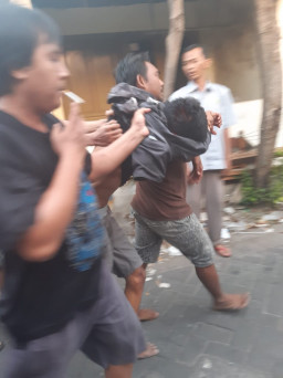 Ditendang Korbannya dan Diteriaki, 2 Jambret Babak Belur Dihajar Massa.