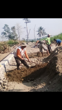 Desa Kedawung Blitar, Tingkatkan Pembangunan Aspal dan TPT