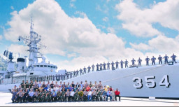 Gunakan KRI Oswald 354, Panglima TNI Arungi Laut Papua.