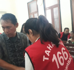 Dituntut 2,5 Tahun, Terdakwa Penggelapan Menangis.