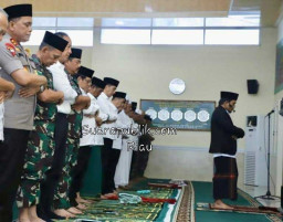 Presiden Jokowi Didampingi Panglima TNI, Sholat Istisqa di Masjid Amrullah Riau.