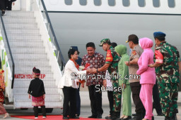 Pangdam II/Swj Mayjend Irwan Bersama Mayjend Firli dan Gubernur Sumsel, Sambut Kedatangan Ibu Negara Ny. Iriana Jokowi.