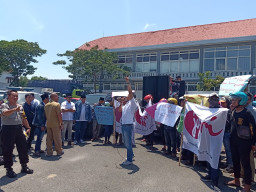 Elemen Masyarakat Surabaya, Gelar Aksi Damai, di Mapolretabes Surabaya.