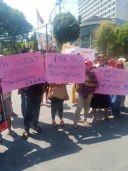 Tolak Relokasi, Lbh Jimat Kawal Demo Pkl Coklat di Dprd Surabaya.