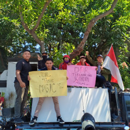 Dipicu Temuan Kondom dan Magic di Kantor Dewan, Mahasiswa, Pelajar Independen Ikut Demo.