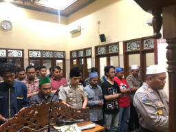 Kapolres Pasuruan, Pimpin Yasin Tahlil Untuk Almarhum Randy dan Yusuf Korban Unras di Kendari.