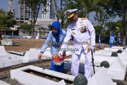 Komandan STTAL Laksamana Pertama TNI. Avando Bestari Didampingi Ibu Irliana Tabur Bunga di TMP 10 November Surabaya.