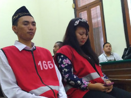 Dituntut 8 Tahun Penjara, Santi Megawati Langsung Menangis.