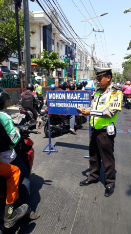 Kanit Lantas Polsek Bubutan, Pimpin Langsung Operasi Cipta Kondisi.