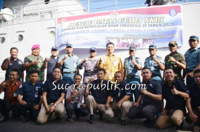 KRI Sultan Nuku-373 Tanamkan Jiwa Bela Negara, di Pulau Terluar Perbatasan Sulawesi Utara dan Filipina.