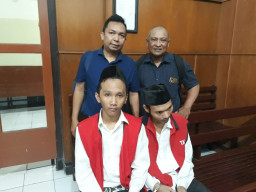 Hakim PN. Surabaya Sifa Urosiddin, Vonis Terdakwa Narkoba Ade dan Billy Masing-Masing 4 Tahun.
