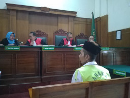 Terobos Palang Pintu Kereta Api, Sopir Truck Ini Diadili.