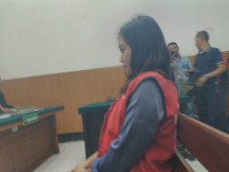 Terbukti Miliki 1 Poket Sabu, Dwi Erna di Vonis 2,5 Tahun. 