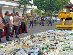 Jelang Natal dan Tahun Baru, Polrestabes Surabaya Musnahkan Ribuan Botol Miras.