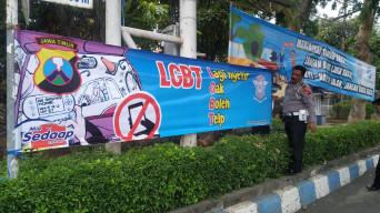 Satlantas Polres Pasuruan Kota, Pasang Spanduk Keselamatan Berlalu Lintas.
