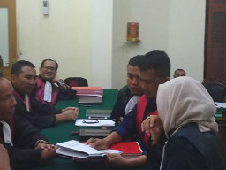 Sipudin Berkelit Saat Dikonfrotir Dengan Saksi Penangkap, Hakim Perintahkan JPU Hadirkan Saksi Pengirim Sabu.