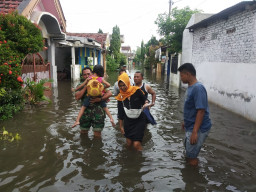 Pantau Banjir di 7 Dusun, Danramil Gempol Ajak Anggota TNI Turun Bantu Warga.