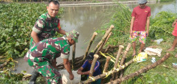 Personil Kodim 0819 Pasuruan, Bantu Warga Perbaiki Tanggul Jebol.