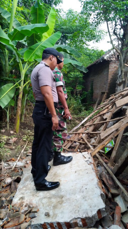 Danramil 0819/25 Gadingrejo Pasuruan Kodam Brawijaya., Tinjau Rumah Warga Yang Ambruk.