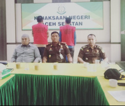 Diduga Korupsi, Mantan Kades Dan Bendahara Desa Jambo Dalem, Ditahan Kejari Aceh Selatan.