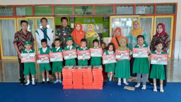 Koptu Jaya Mardani, Bagikan Buku di Desa Binaannya.