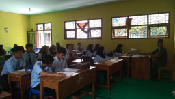 Babinsa Koramil Winongan, Beri Pelajaran Kewiraan dan Disiplin Pada Siswa SMKN.